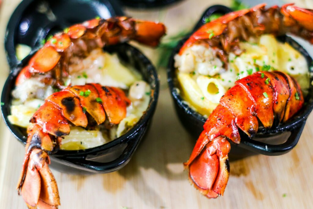 plat de fête avec des queues de homards 